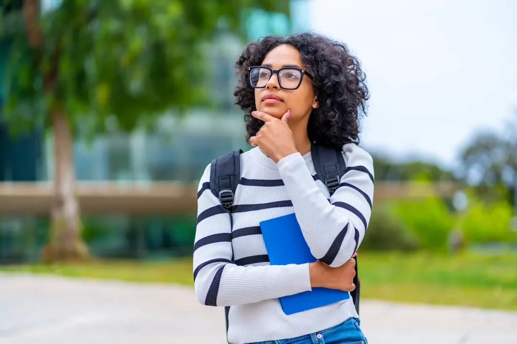Étudiante en réflexion pour choisir son Bachelor en alternance à Cergy