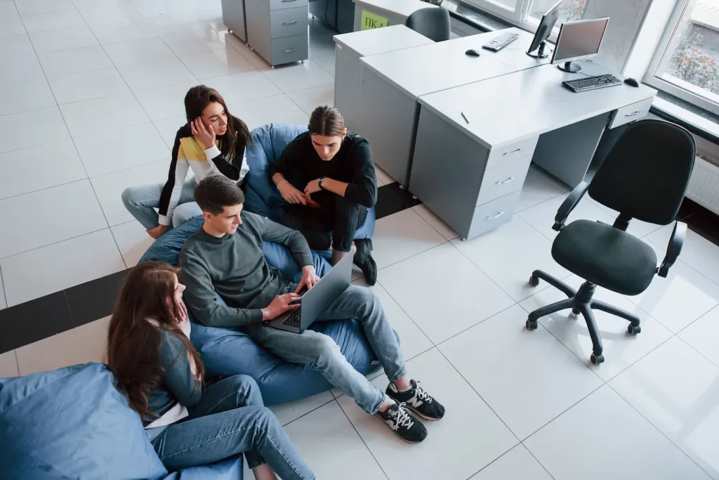 Étudiants en Mastère alternance travaillant ensemble sur un laptop à Cergy